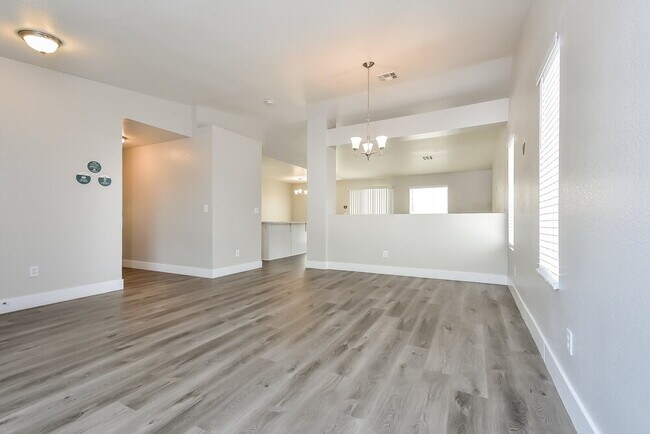 Building Photo - 3015 W Hammer Ln