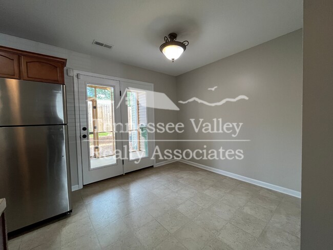 Building Photo - MOVE IN READY! Spacious and updated 2 bed,...
