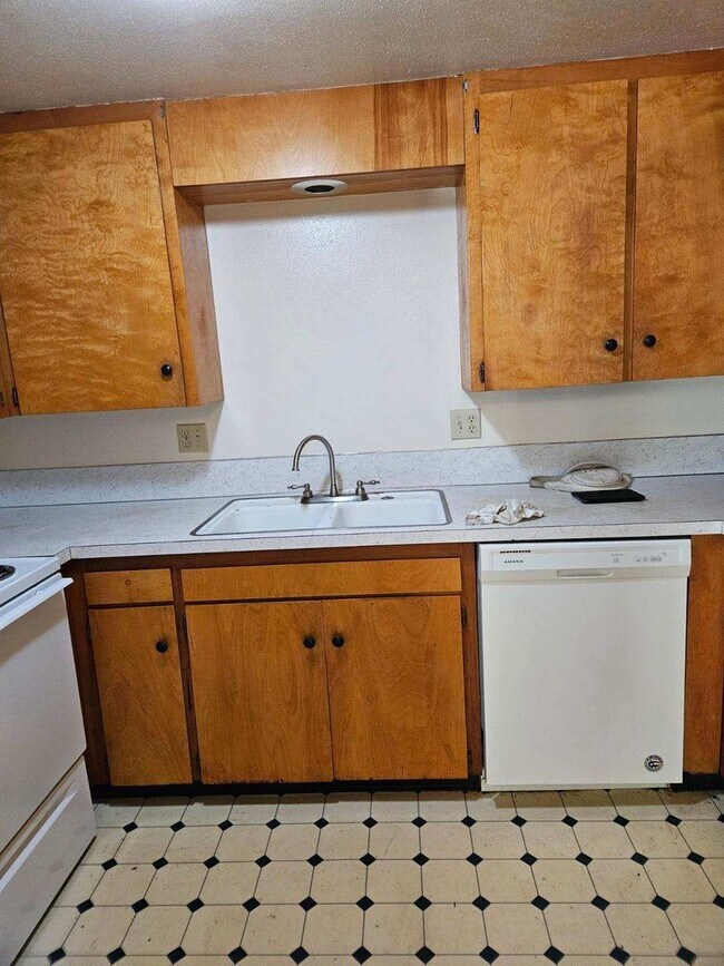 Building Photo - 3 bed/1 bath duplex close to OSU with fenc...