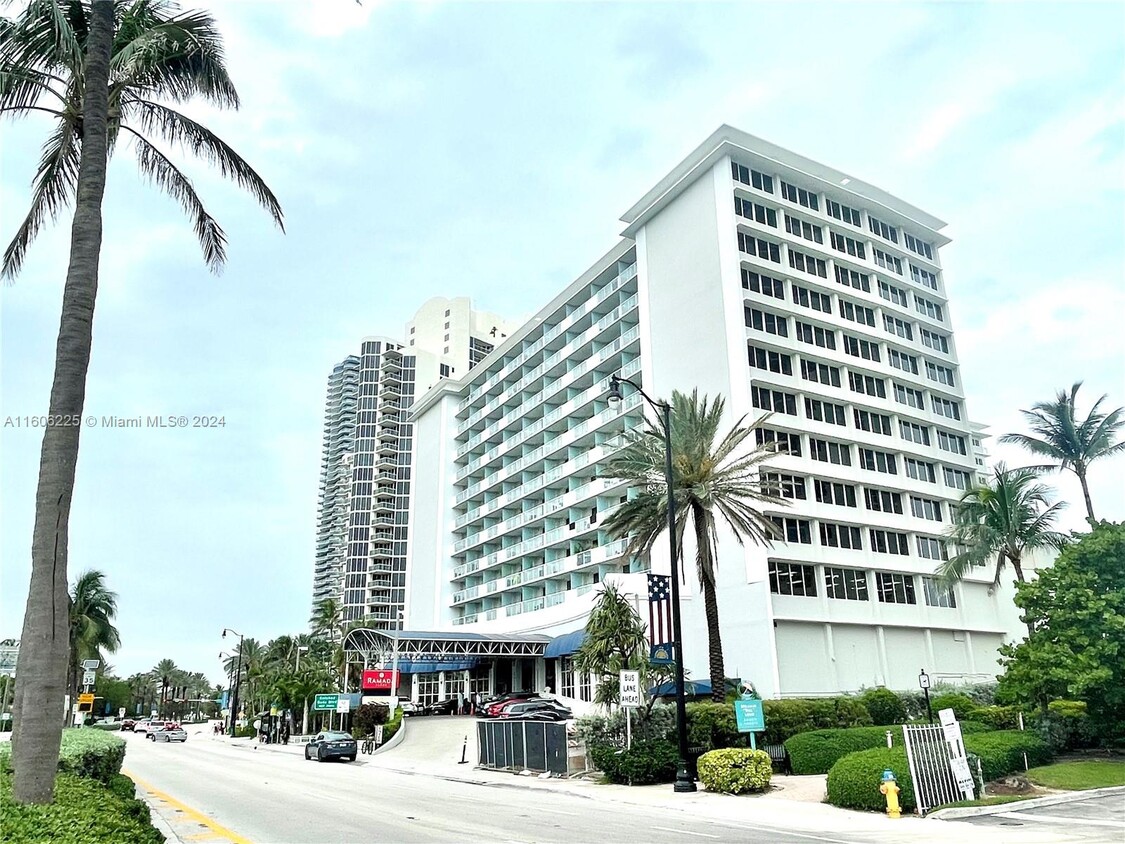 Primary Photo - 19201 Collins Ave