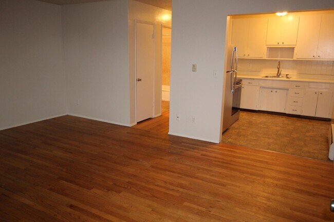 Building Photo - 5001 S Thistle St