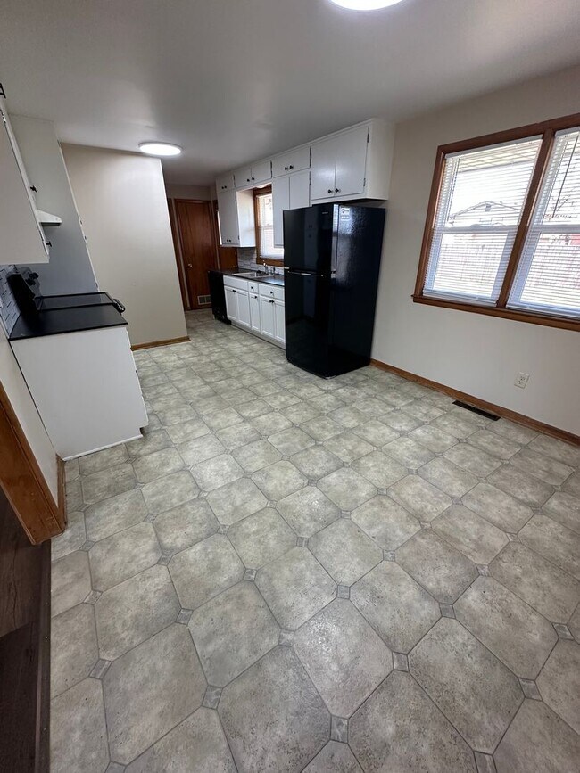 Foto del edificio - 3 Bedroom, 1.5 Bathroom Updated House w/ Potential 4th Bedroom