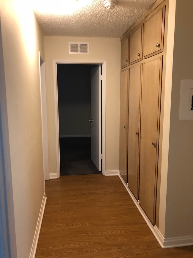 Hallway - 537 N Kings Rd