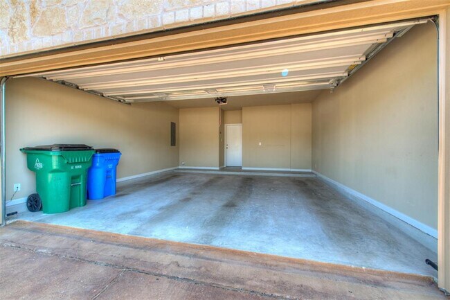 Building Photo - 405 S Meadowlark St