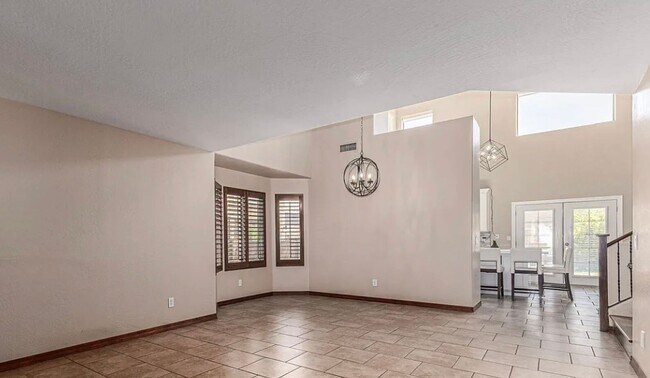 Foto del edificio - 5 BEDROOM HOME IN GILBERT WITH SOLAR/RV GATE