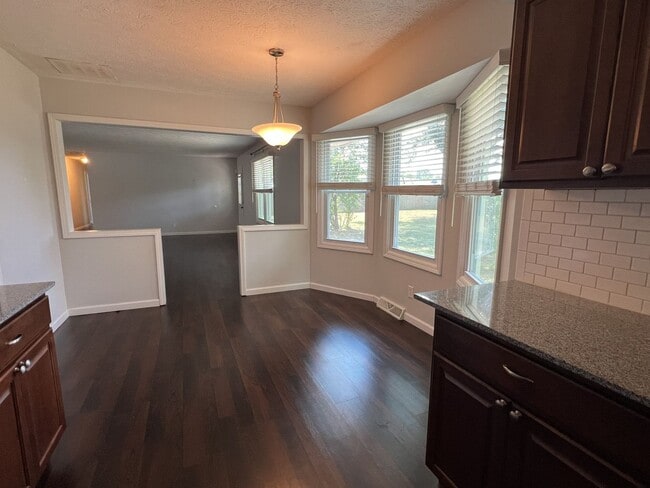 Building Photo - 3 Bedroom in South Spfd!