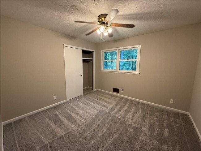 Foto del edificio - 3155 Oak Dr