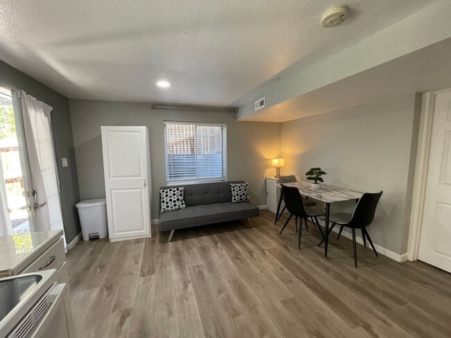 Building Photo - Cozy 2 Bed/1 Bath- Great Location