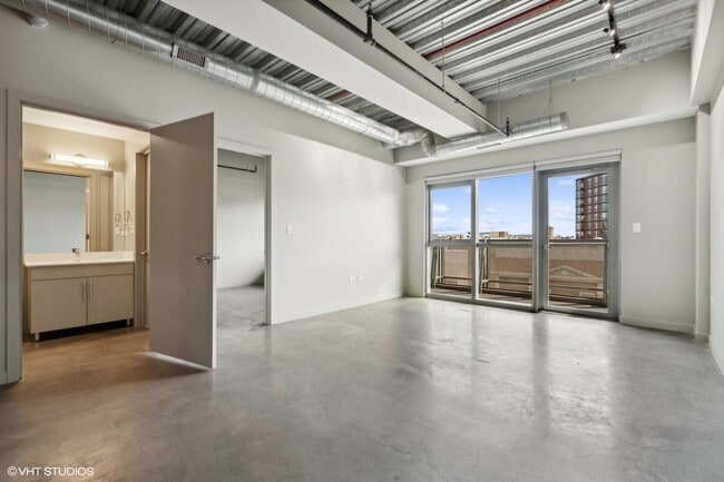 Building Photo - 1243 N Milwaukee Ave