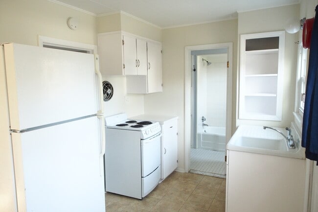 Kitchen - 23 Grove St