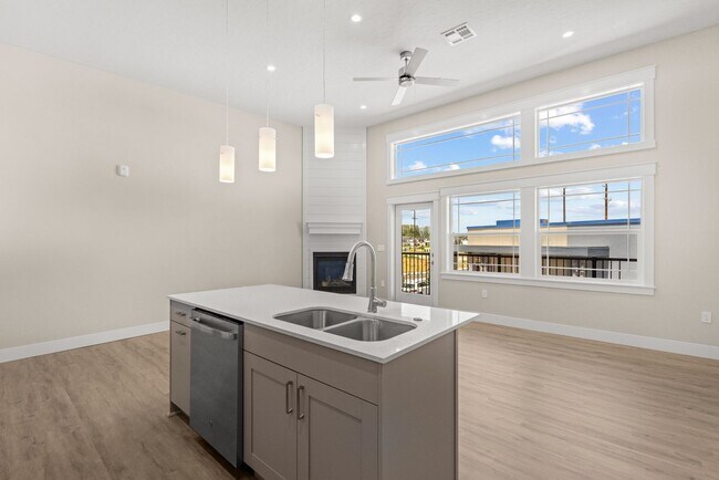 Foto del edificio - Band New Condo! Easy - Turn Key Living