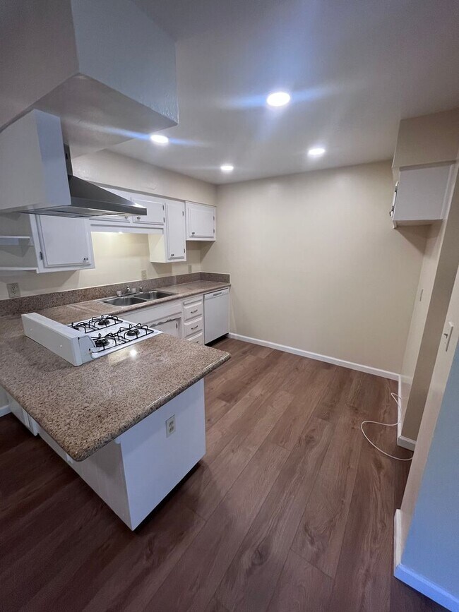 Foto del edificio - NICE UPDATED DUPLEX IN FAIR OAKS!!