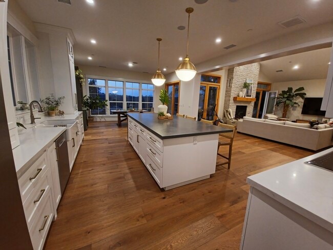 Building Photo - 27591 High Vista Dr
