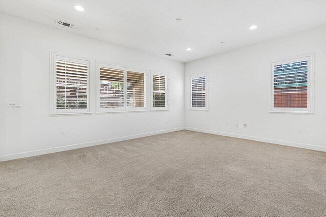 Foto del edificio - Charming 4BR/4BA Single-Family Home in Sou...
