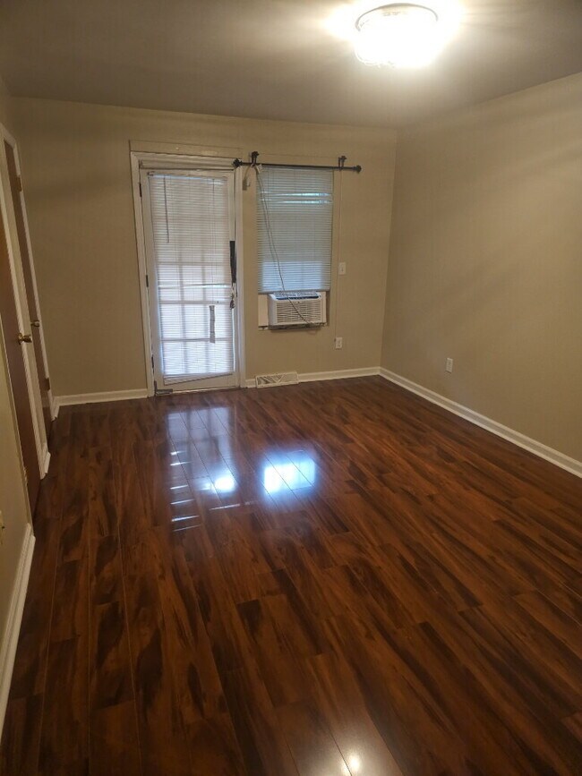 Foto del edificio - "Charming 2-Bed Townhouse Retreat on Fleming Road – Spacious Comfort in Charleston!"