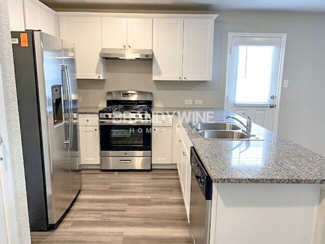 Building Photo - 3 BEDROOM - RUNDLE