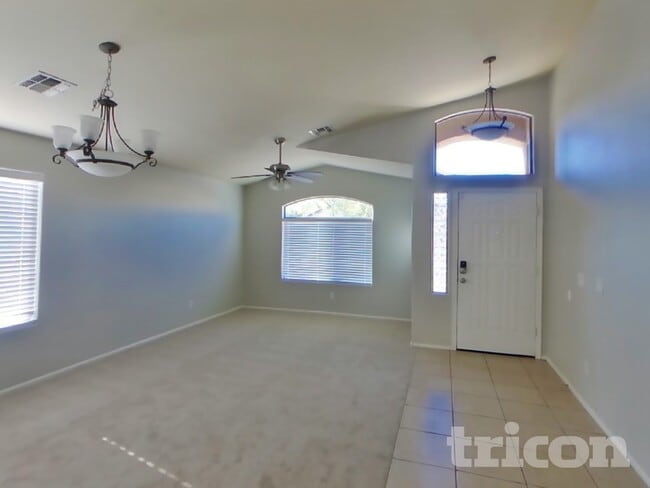 Foto del edificio - 2111 S 160th Ln