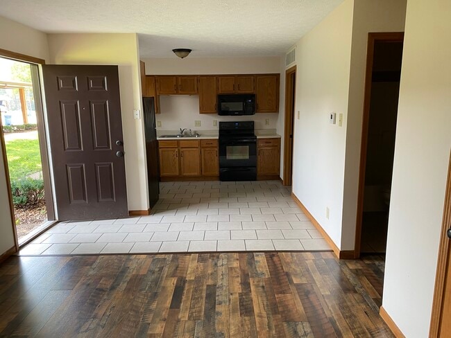 Building Photo - 12 Duplex Ct