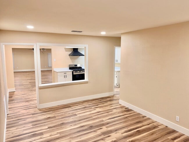 Foto del edificio - 11012 Sunny Dr