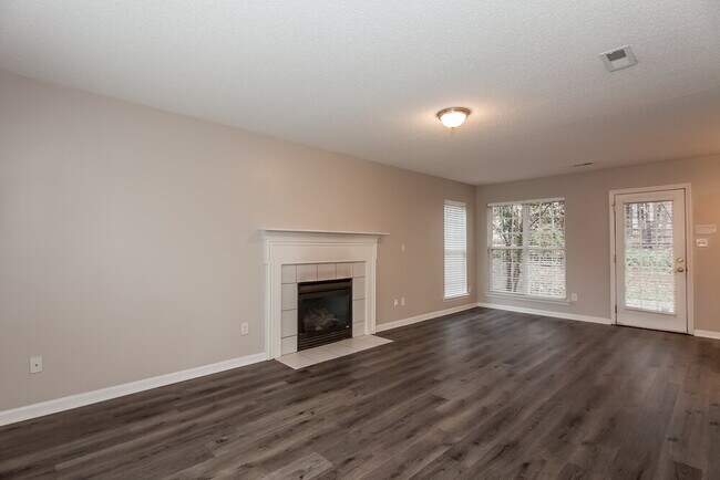 Foto del edificio - 5937 Hedgecrest Pl