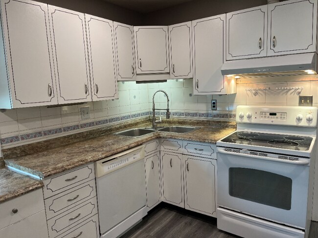Building Photo - 608 Fairway Dr