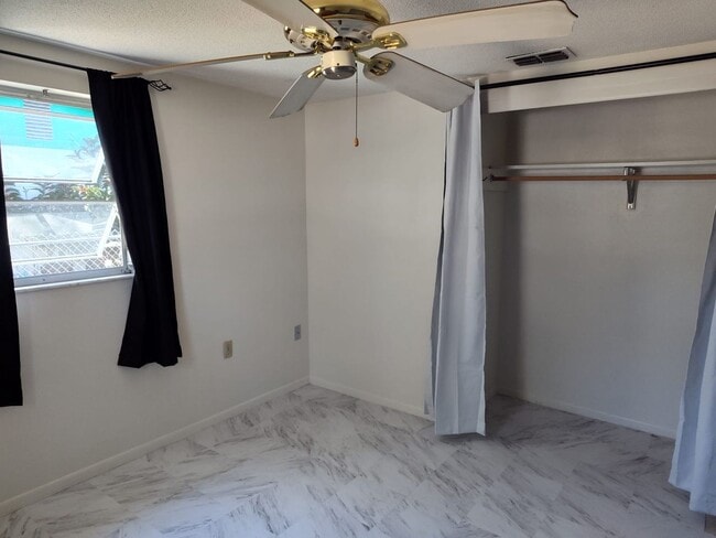 Building Photo - Quaint 2 bedroom 1 bath home with Florida Room in Hudson