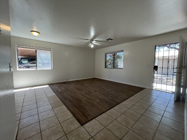 Foto del edificio - Four Bedroom Duplex; Water Included!