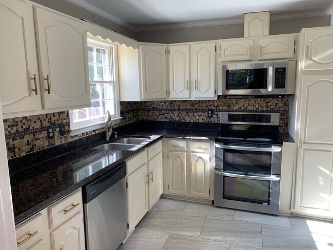 Foto del edificio - Updated 3 Bedroom Located Off Jefferson Rd - Lawncare Included!