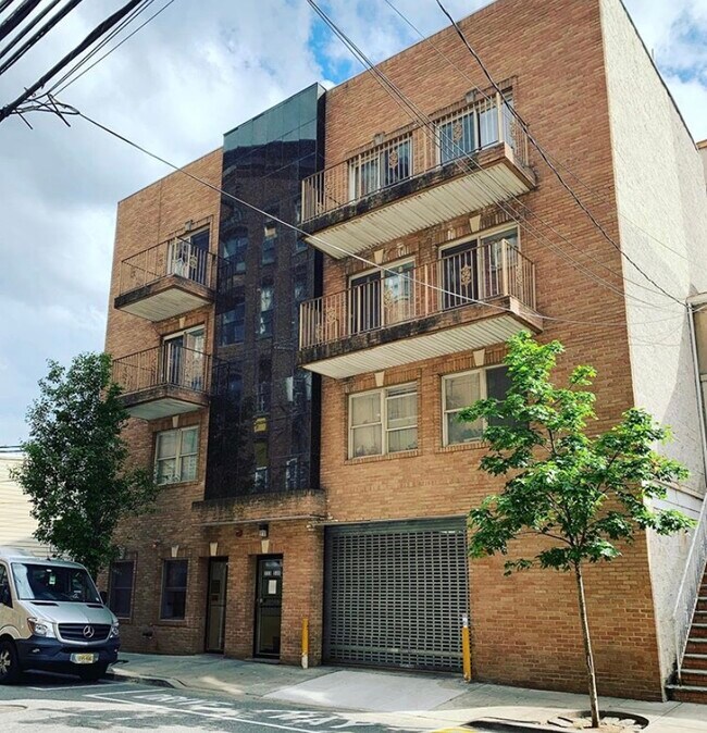 FRONT OF THE BUILDING - 533 39th St