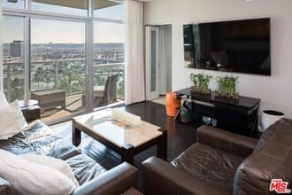 Building Photo - 13700 Marina Pointe Dr