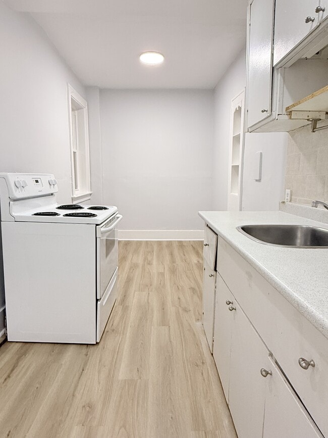 Building Photo - 524 Pitt St W