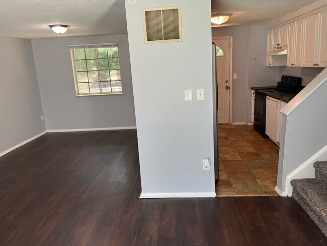Building Photo - 405 Drolmond Dr