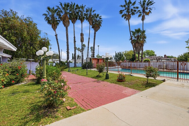 Foto del edificio - 8647 Corbin Ave