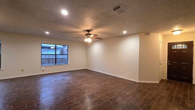 Foto del edificio - Woodlake Spacious single-story living with a clean, modern interior and flexible layout.