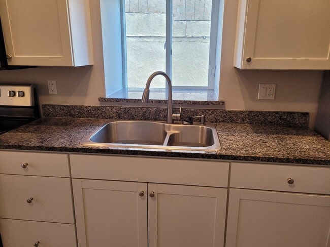 Building Photo - NEWLY REMODELED 1 BED 1 BATH