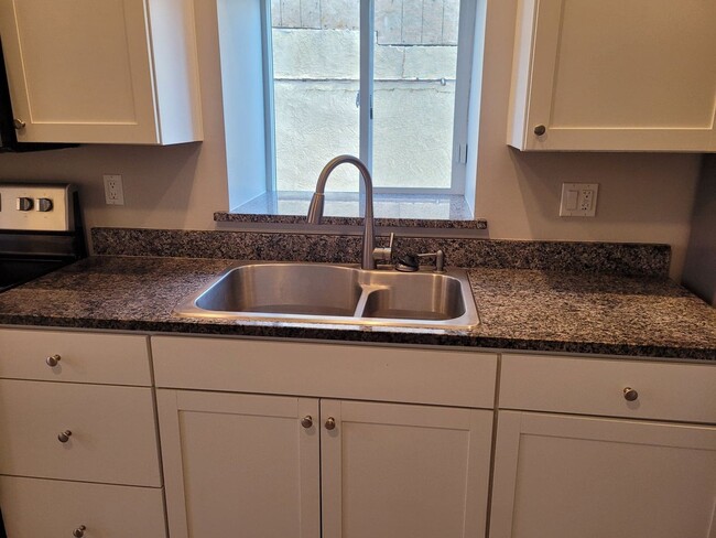 Foto del edificio - NEWLY REMODELED 1 BED 1 BATH Coming Soon!!