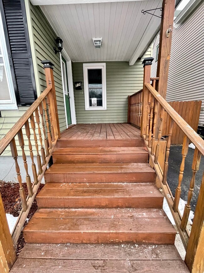 Front Porch - 714 Schuyler St