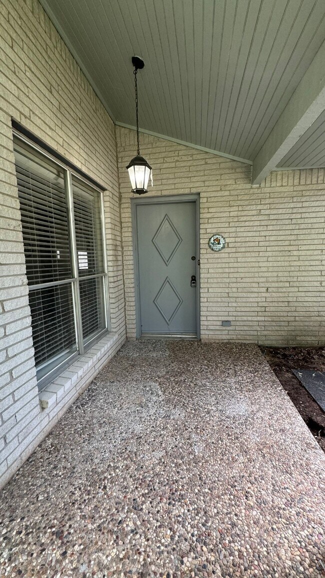 Building Photo - 2607 Bermuda Dunes Dr