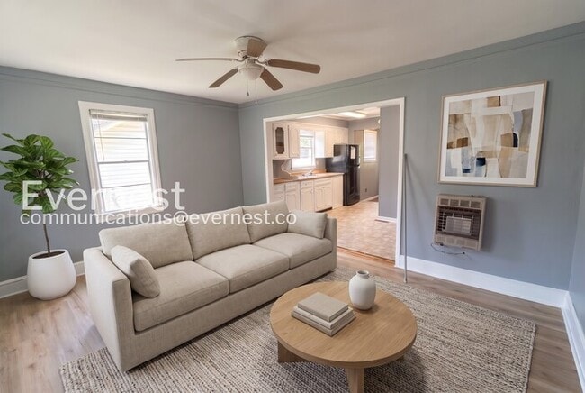 Building Photo - 2 Bed, 1 Bath Home with Fenced Yard & Carport / Pet-Friendly / Available Now!