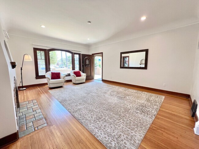 Foto del edificio - 4303 E 3rd St
