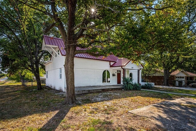 Building Photo - Beautifully updated 4 bed / 2 bath home