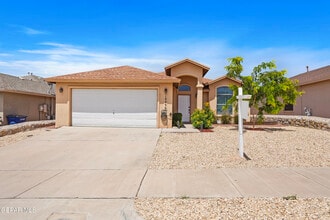 Building Photo - 10039 Paloma Dr