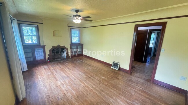 Foto del edificio - Rustic and Updated 3BD | 1.5 BA  Farmhouse...