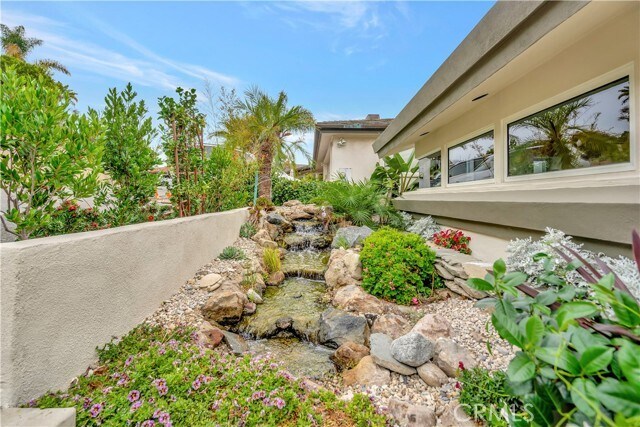 Building Photo - 553 Temple Hills Dr