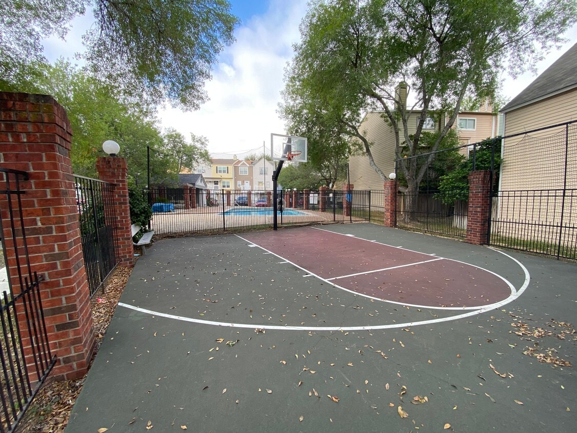 Primary Photo - 1907 Crossgate Park