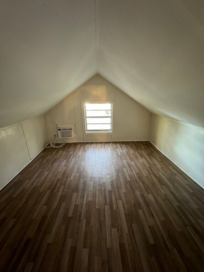 Foto del edificio - GORGEOUS 3BR/1BA 2 Story Home! Convenient ...