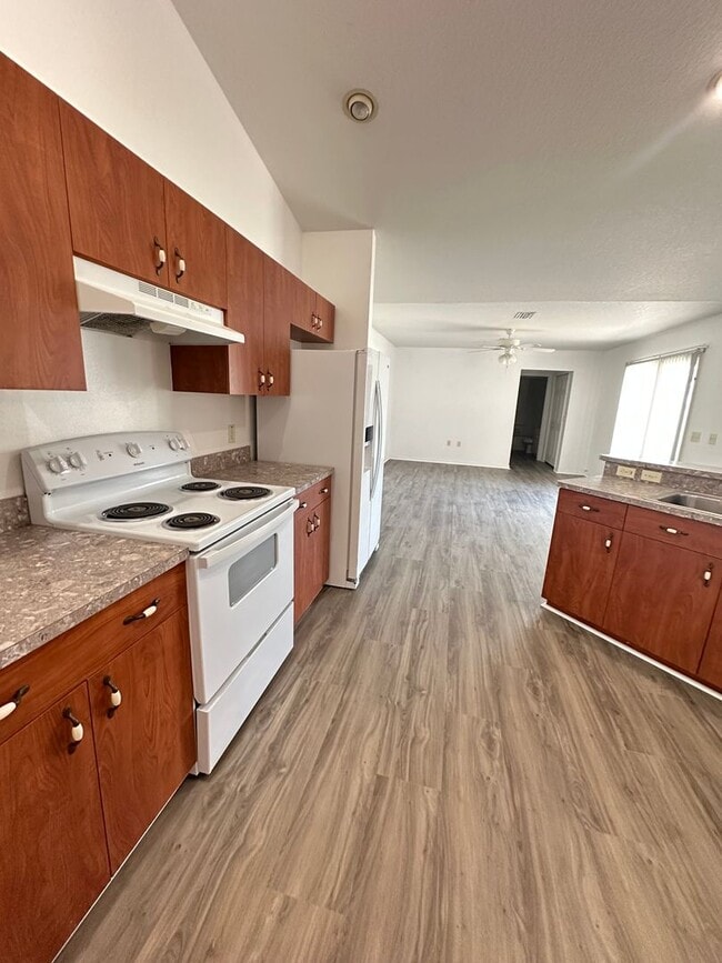 Building Photo - GREAT LOCATION! Four bedrooms, 3 Baths, Family Room