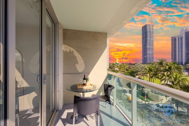Foto del edificio - 19370 Collins Ave