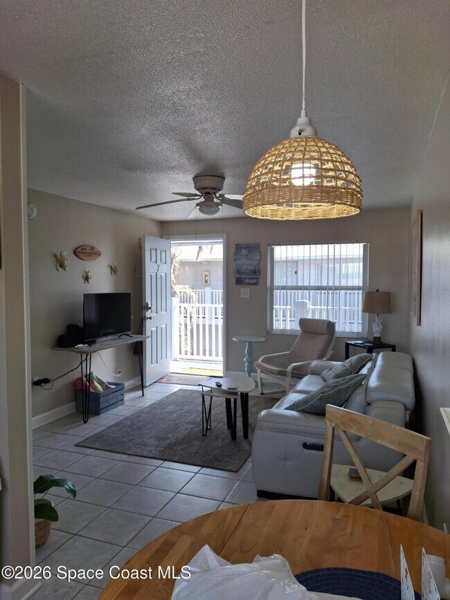 Foto del edificio - 7165 Ridgewood Ave