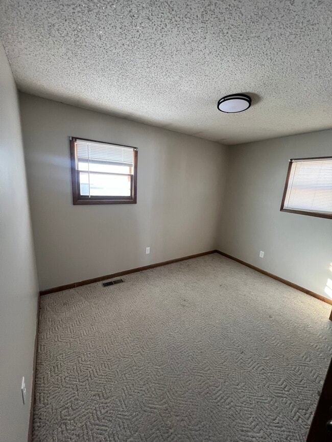 Building Photo - 433 S Ridge Rd